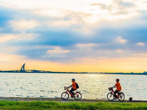 與旅遊達人共騎「Light One Bike」單車慢旅大鵬灣，盡享生態與文化新體驗